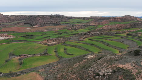 Luftaufnahme-Spanien-Ackerland-Landschaft-Hügel-Und-Landwirtschaftliche-Felder-Bewölkter-Tag